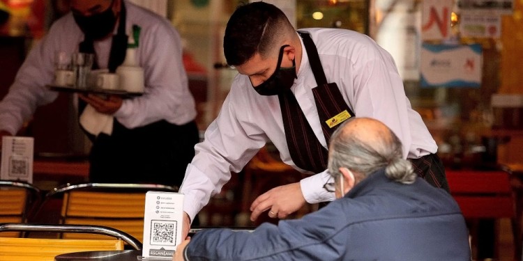 MEJORA. Con las últimas paritarias, los salarios de los trabajadores de UTHGRA superaron el 100%.