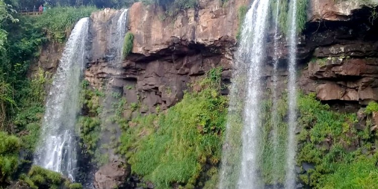 INUSUAL. El Salto Dos Hermanas, ayer, con dos “hilitos de agua”. (Foto: Gentileza W. Fernández)