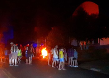 Por los reiterados cortes de luz, vecinos de San Javier protestaron frente a EMSA