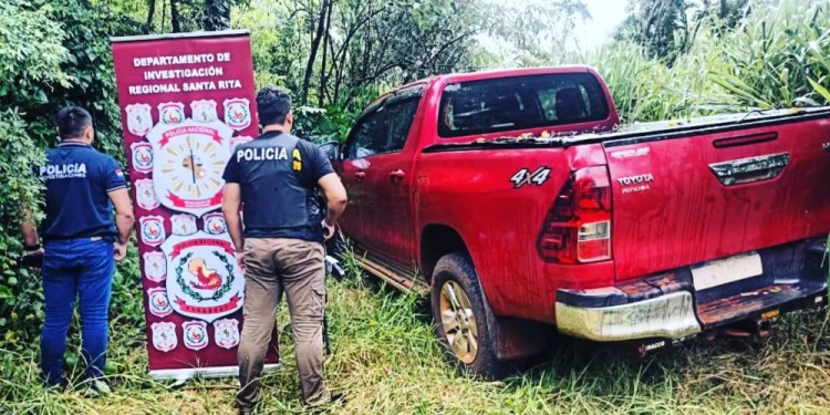 HALLADA. La Policía de Misiones alertó a sus pares de Paraguay con la geolocalización de la Toyota y así la ubicaron oculta entre ramas en Colonia Itá Vera.