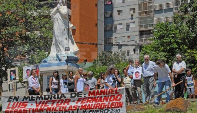 SIEMPRE PRESENTES. Familiares y amigos, ante la virgen Stella Maris, donde se instaló una placa en memoria de las víctimas.