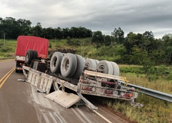 Volcó el acoplado de un camión que transportaba bolsas de cemento