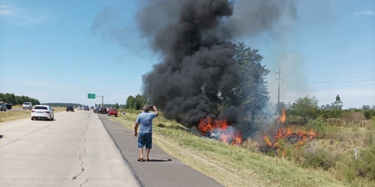 El vehículo se prendió fuego tras el rescate de las ocupantes