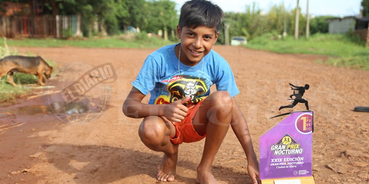 SUEÑO DE A PIE. Braian Antúnez (11) se quedó con el triunfo en la primera fecha del Gran Prix Nocturno de atletismo de Oberá. ¡¡¡Y ganó descalzo!!! Sin zapatillas, se quedó con la victoria en la categoría U-12 y ahora sueña con llegar algún día a los Juegos Olímpicos. (Fotos gentileza C. Olivera Schuster).