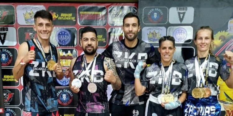 DESTACADOS. Los alumnos de la Academia Zacarías con sus preseas.