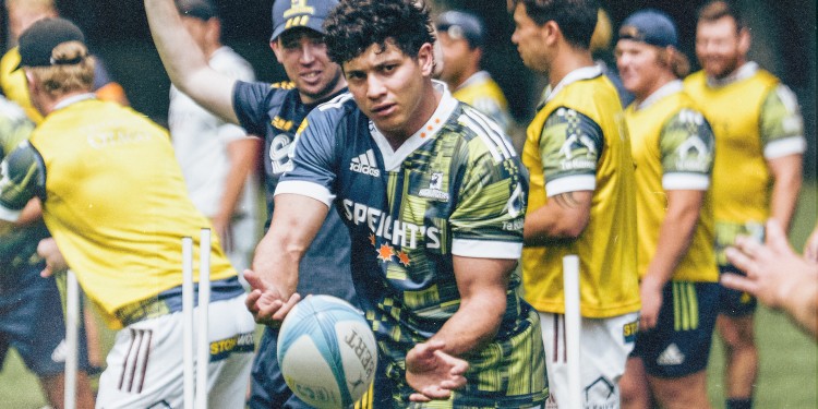 CONCENTRACIÓN. Martín Bogado la mueve con la camiseta de Highlanders.
