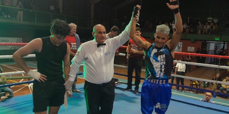 VA POR TODO. Benítez, con el brazo en alto, luego de una de sus últimas victorias. El posadeño va por más.