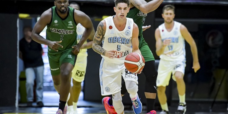 CONDUCE. Nicolás de los Santos maneja el ataque del Celeste mientras es perseguido por los extranjeros de Gimnasia (Foto: Gentileza M. Endelli/La Liga)