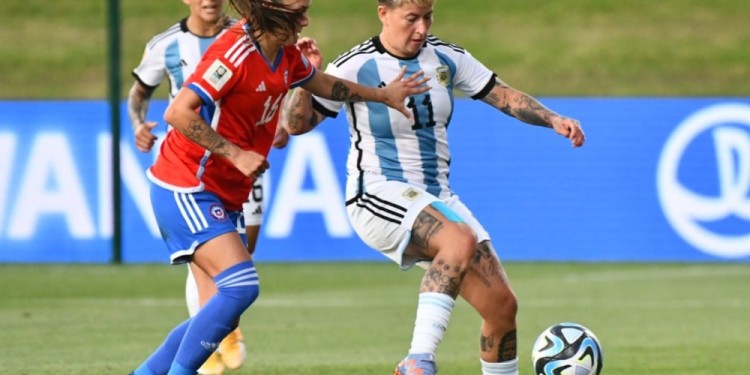 EN JUEGO. La misionera fue titular, tuvo una destacada actuación ante el equipo chileno y lo coronó con un tanto.
