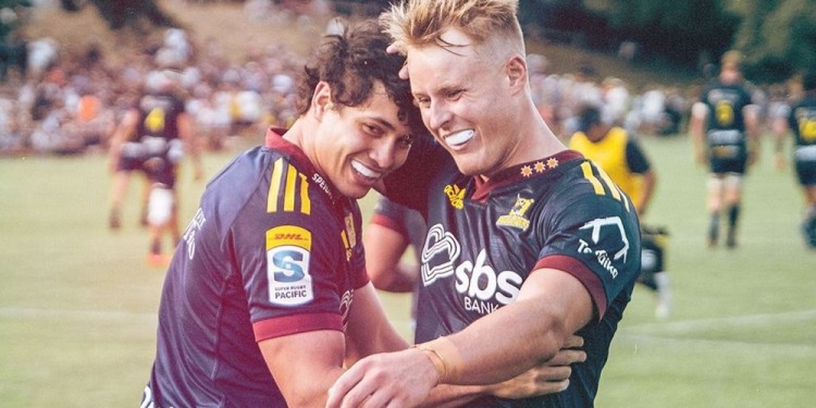 FELIZ. Martín Bogado (izquierda) celebra con un compañero su primer try con la camiseta de Highlanders.