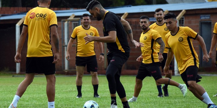 CARTA DE JUEGO. Iglesias, al fondo y de botines claros, uno de los refuerzos.