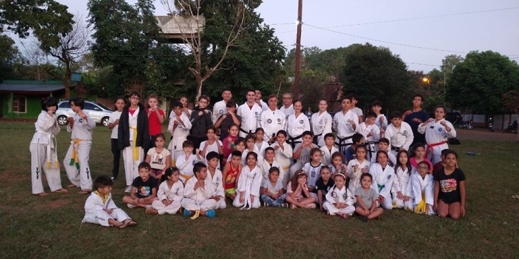 NUEVAS CARAS. La Asociación Integral y parte de los nuevos alumnos.