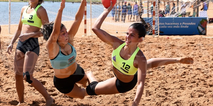 PURA GARRA. Las chicas dejaron todo en la arena. Posadas Sporting Club se consagró en la categoría Mayores.