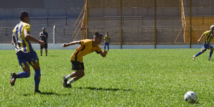 VICTORIA. El Colectivero disputó dos encuentros frente al Auriazul y en ambos terminó con triunfos: 1-0 y 3-1.