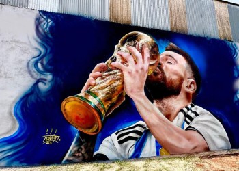 Jóvenes de Puerto Esperanza se unieron para homenajear a Messi con un increíble mural