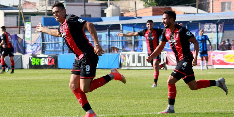 A FESTEJAR. El “Tanque” marcó y corre a celebrar un nuevo tanto.