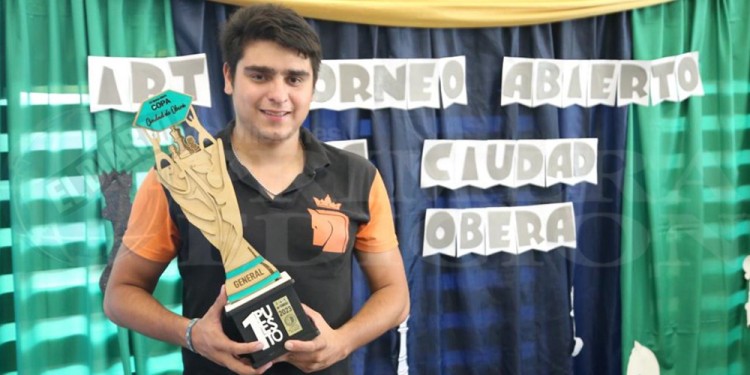 EL CAMPEÓN. Leonel Amato, con su trofeo, tras un finde a puro ajedrez en el Oberá Tenis Club, con el IRT obereño.