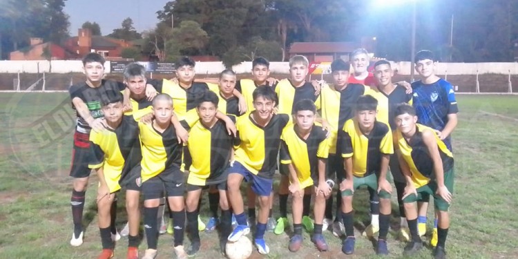 LOS PIBES DEL 2008. El equipo que se reunió en Eldorado para jugar un amistoso, durante su visita por las Fiestas. Todos salidos de la cuna de UCDE.