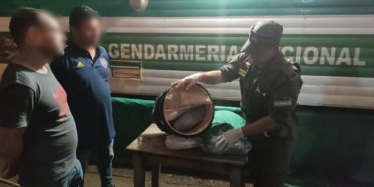 OCULTO. Bajo los parches encontraron la droga camuflada en el bombo.