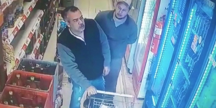 JUNTOS. “El Negro” Rojas con el carrito y Aldo Cantero a pocas horas de que lo asesinaran a balazos en Gdor. Roca en agosto 2018.