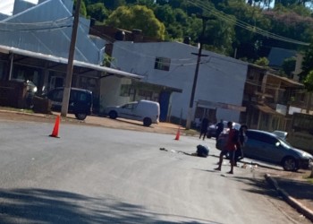 Intentó girar en “U” y terminó embistiendo a una moto 