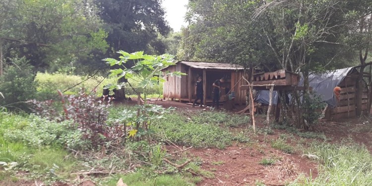 BÚSQUEDA. Operativos policiales por la zona de Pozo Azul y alrededores para dar con el presunto autor del crimen.
