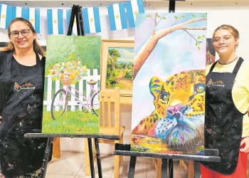 Madre e hija comparten la pasión por la pintura