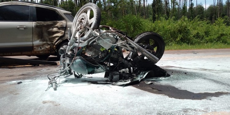 DESTRUIDOS. La motocicleta de Elio Jara se prendió fuego tras el siniestro vial y el automóvil también sufrió daños.
