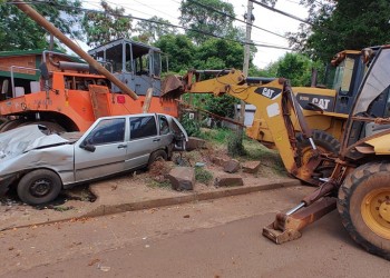 Chocó una aplanadora contra una vivienda y resultó herido