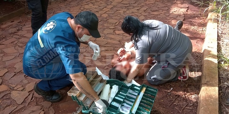 HERIDO. Después de atacar a Encina, Lemos se desplomó en una calle lateral donde lo asistieron por una lesión.