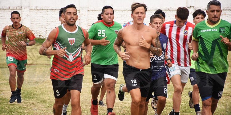 SE MUEVEN. El Verdirrojo posadeño, entrando en calor en su cancha para realizar luego trabajos tácticos específicos.