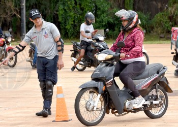 Las mujeres ganan espacio en la conducción segura de motos