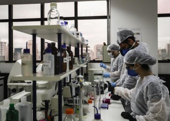 Un hombre se curó del VIH tras recibir un trasplante de células madres