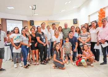 Emprendedores de Garupá y Candelaria recibieron equipamientos y mobiliarios