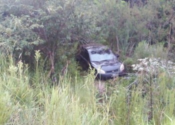 Joven despistó con su auto y terminó entre malezas