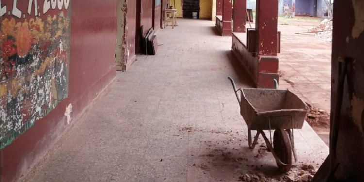 LO QUE QUEDA EN PIE. En enero comenzaron los trabajos para desmontar cañerías, pisos, techos y aberturas de esta escuela primaria de 95 años.