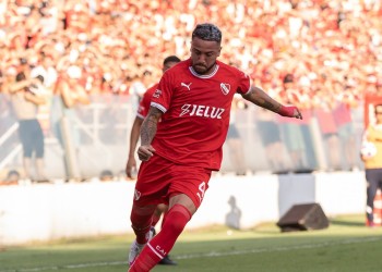 El misionero Ostachuk extendió su contrato con Independiente hasta 2025