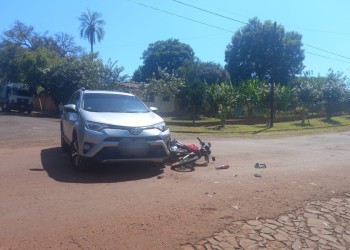 Choque entre un auto y una moto dejó un lesionado