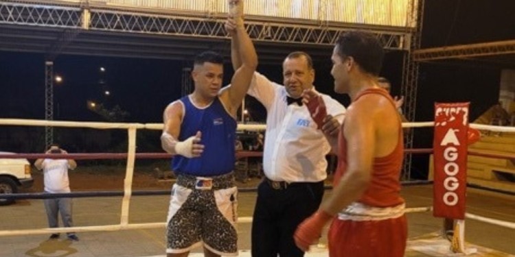 BRAZO EN ALTO. Galeano se llevó el triunfo sobre el púgil eldoradense.