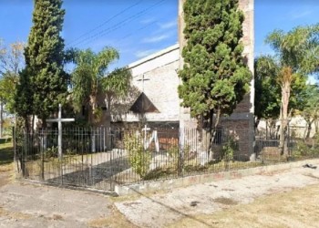 Intentó apuñalar a su expareja en plena misa: fue detenido por el cura y los feligreses