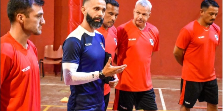 LA PRESENTACIÓN. El profe Kleiniving charla con el plantel, junto a Young (izquierda), Rodríguez, Dutto y Millán.