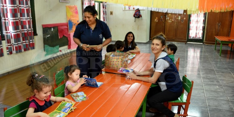 DEMANDA DE PERSONAL. Un servicio que requiere un promedio de dos adultos para cuidar una salita con diez niños.