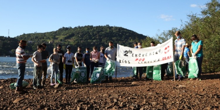 VOLUNTARIOS. Cada edición de la limpieza del río Uruguay fue sumando a más participantes./ Gentileza R. Dohmann
