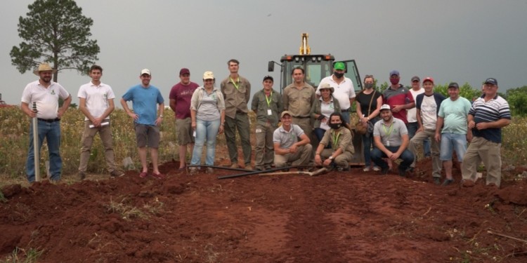 TRABAJO CONJUNTO. Matías Bazila junto a productores y el equipo técnico.