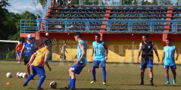 EXIGENTE. El “profe” Salvaggi observa atentamente los movimientos con pelota de los jugadores de Nacional.