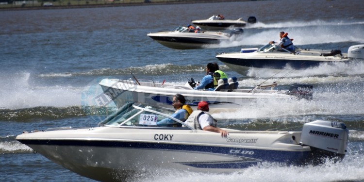 GANAS DE ARRANCAR. Los competidores se preparan para pescar.