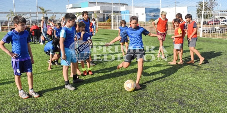 ALEGRÍA. Los más chicos, ayer por la tarde, en el estreno del césped sintético. Ahora van por la cancha de básquet.