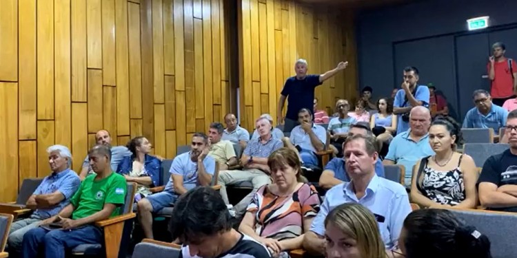 JORNADA TENSA. Entre cuestionamientos, enojos y también propuestas, el lunes se desarrolló la reunión entre socios de la Cooperativa de Servicios Públicos.
