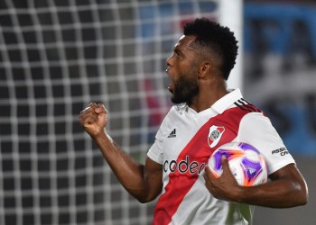 En un partido con varias polémicas, River venció a Argentinos