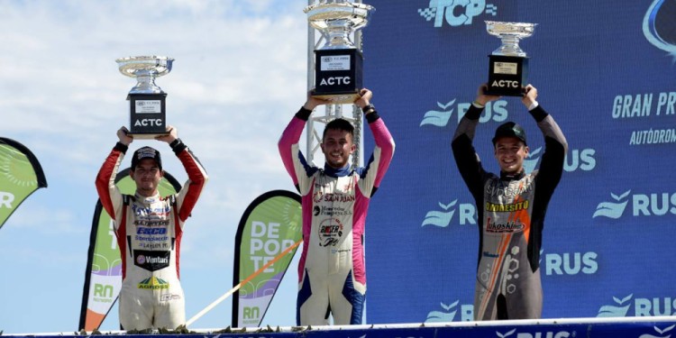PODIO. "Rudito" (primero desde la derecha) tuvo un debut soñado en el TC Pista.